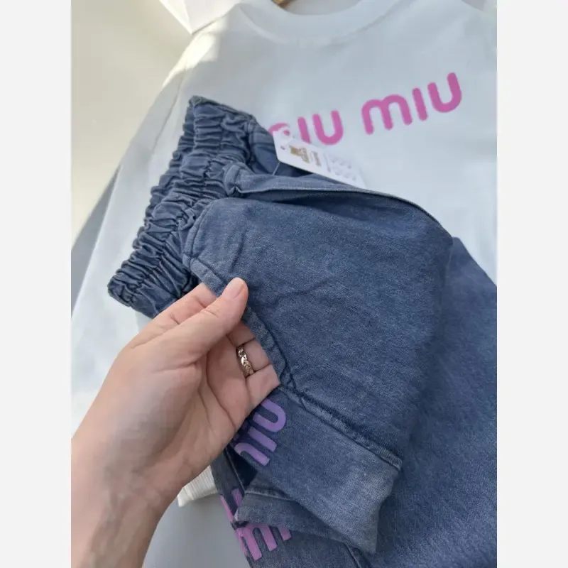 ست بلوز و شلوار لی دخترانه بچگانه طرح Miu Miu پاییزه دورس لاکرا سایز 45 تا 70 - تصویر 5