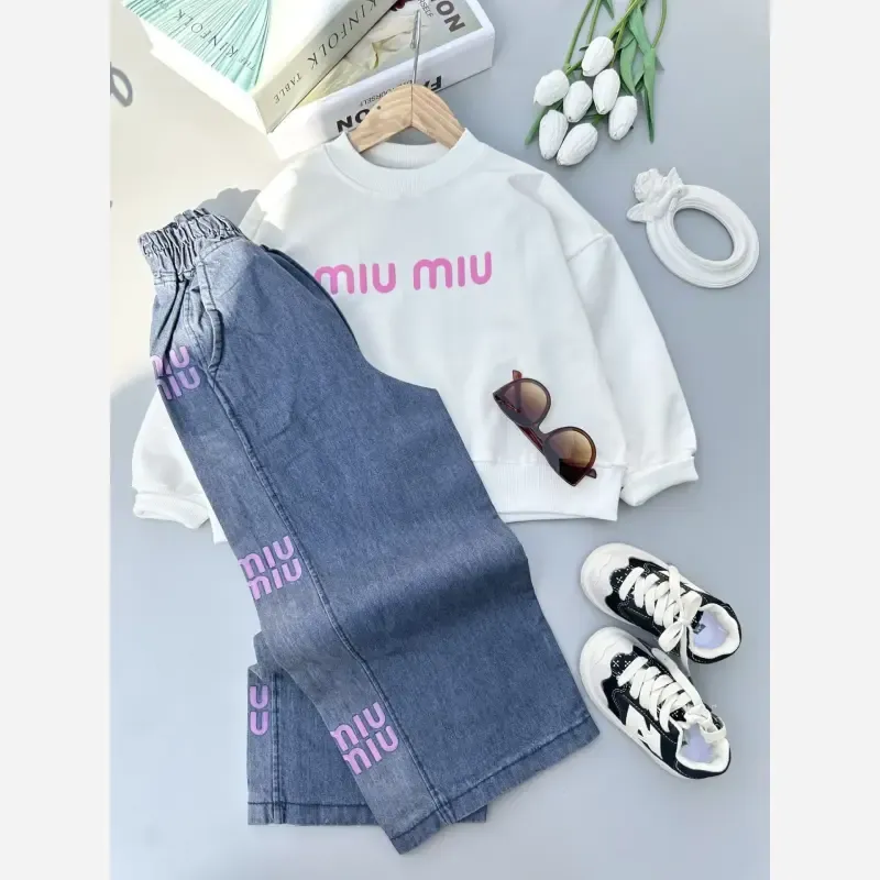 ست بلوز و شلوار لی دخترانه بچگانه طرح Miu Miu پاییزه دورس لاکرا سایز 45 تا 70 - تصویر 2