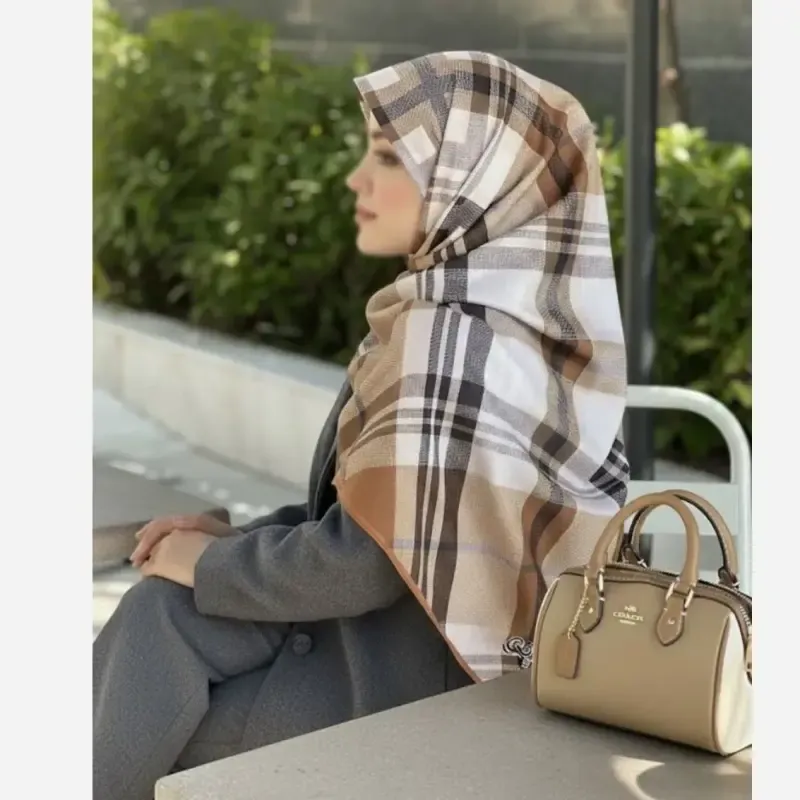 روسری نخی کاستوم طرح مونا چهارخونه قواره بزرگ 140 سانتیمتر دور چرخ دوز - تصویر 16