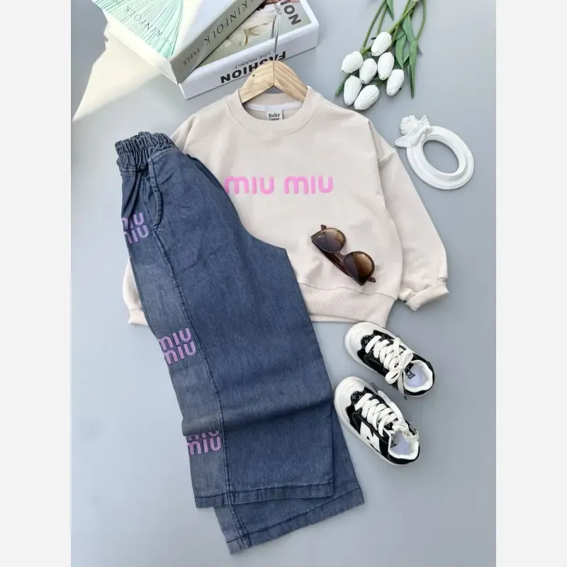 ست بلوز و شلوار لی دخترانه بچگانه طرح Miu Miu پاییزه دورس لاکرا سایز 45 تا 70 - تصویر 3