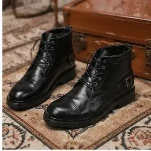 نیم بوت مردانه اسپرت سگک دار چرم صنعتی مشکی رنگ - تصویر 5