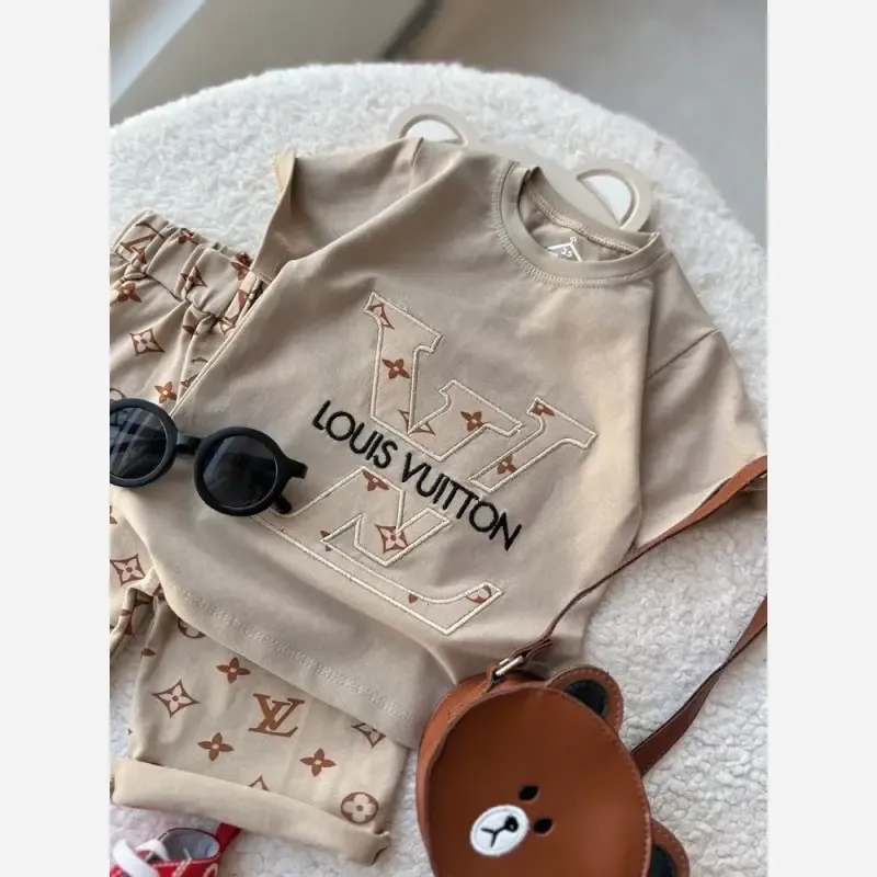ست تیشرت و شلوارک بچگانه طرح LV - تصویر 2