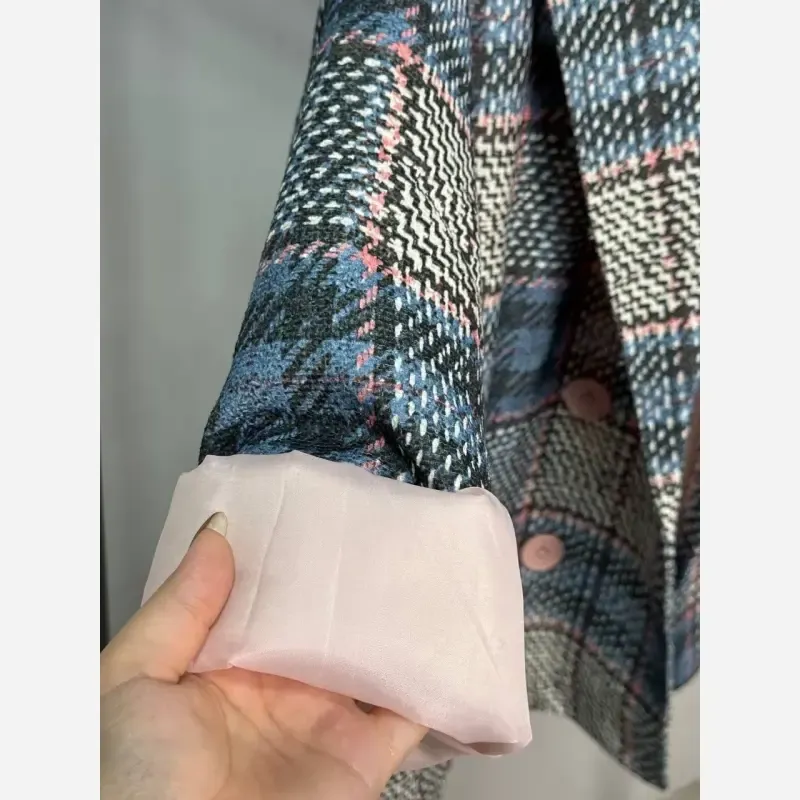 پالتو چهار دکمه ژورنالی ضخیم و گرم جنس روناک بیسکویتی شانل استرکشی شده - تصویر 5