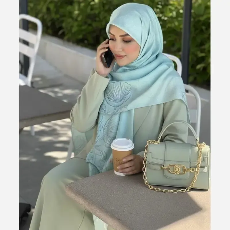روسری نخی کاستوم طرح ندا قواره بزرگ 140 سانتیمتر چرخ دوز لیز نیست - تصویر 14