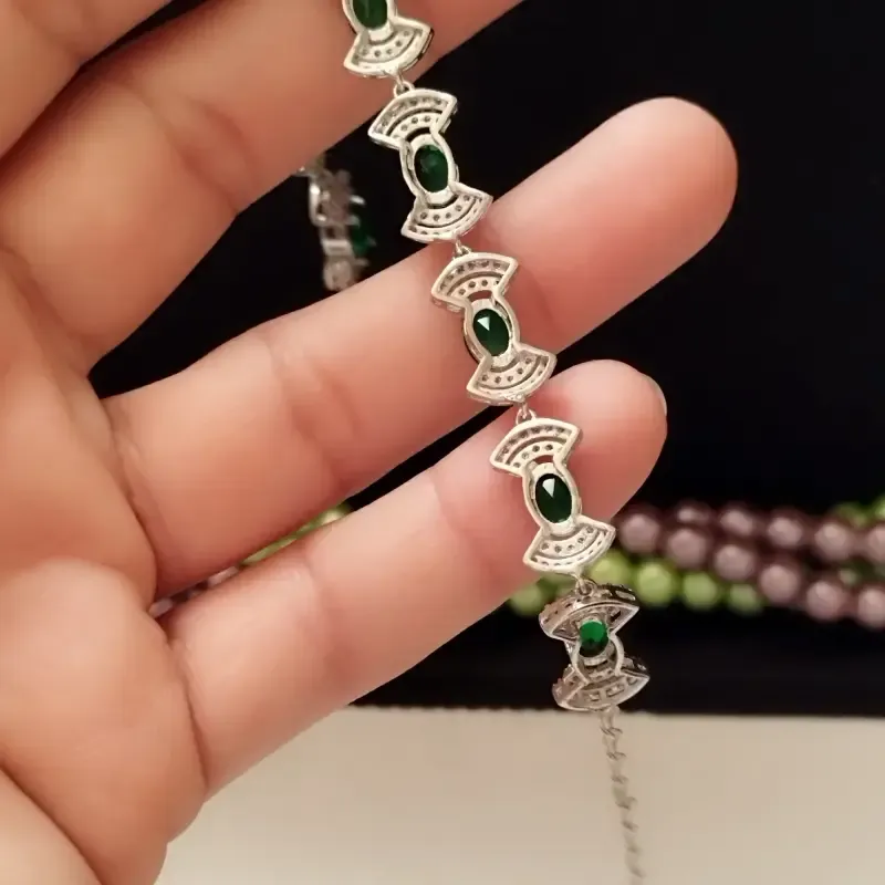 دستبند نقره زنانه عیار 925 با نگین زمرد سنتاتیک و روکش طلا سفید - تصویر 7