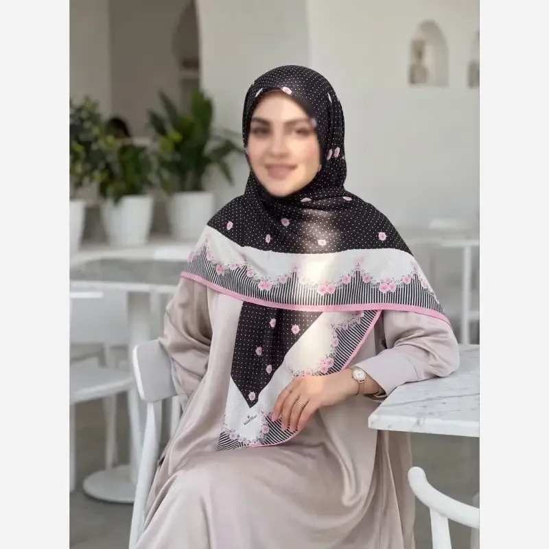روسری سوپر نخ قواره 140 طرح گلدار رنگ مشکی و سرمهای - تصویر 3