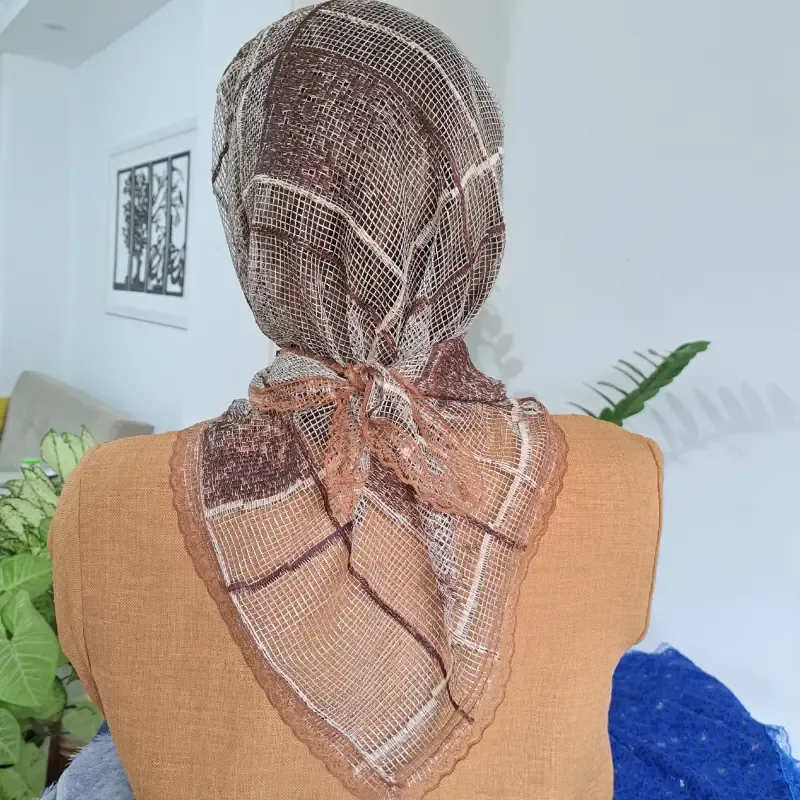 مینی اسکارف سه گوش گیپور کرم قهوه ای ابعاد 70 در 70 سانتی متر - تصویر 4