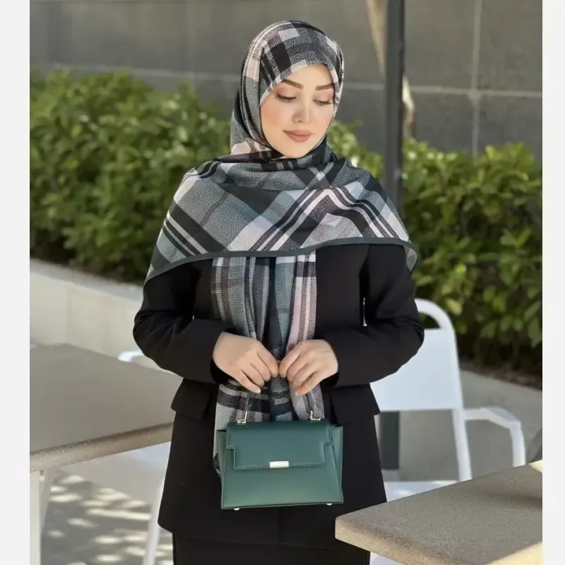 روسری نخی کاستوم طرح مونا چهارخونه قواره بزرگ 140 سانتیمتر دور چرخ دوز - تصویر 5