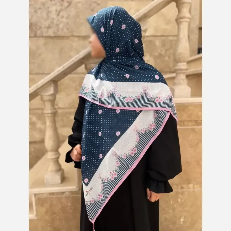 روسری سوپر نخ قواره 140 طرح گلدار رنگ مشکی و سرمهای - تصویر 2