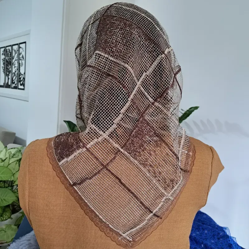 مینی اسکارف سه گوش گیپور کرم قهوه ای ابعاد 70 در 70 سانتی متر - تصویر 3