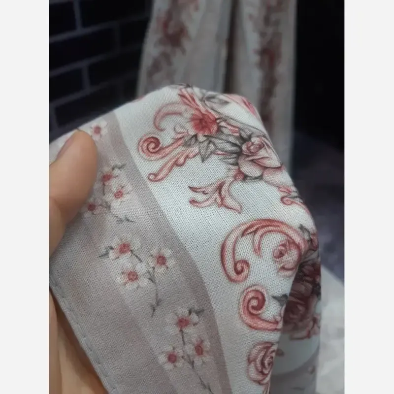 روسری زنانه نخی کاستوم طرح حنا ابعاد 140 در 140 رنگ سیلور طوسی دور دوز - تصویر 8