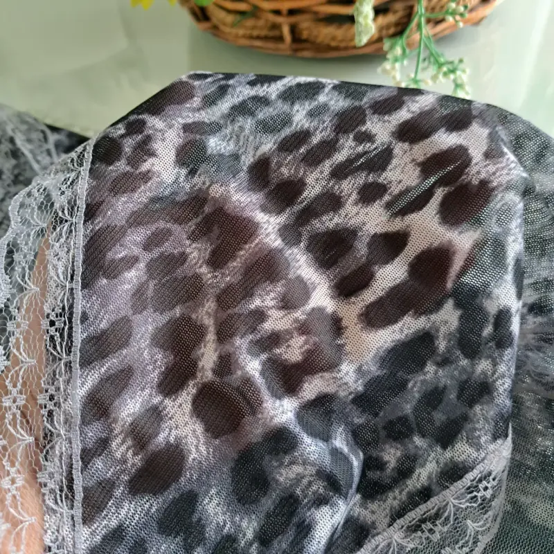 مینی اسکارف سه گوش نخی مشکی و قهوه ای طرح رز و پلنگی ابعاد مختلف زنانه و دخترانه - تصویر 10