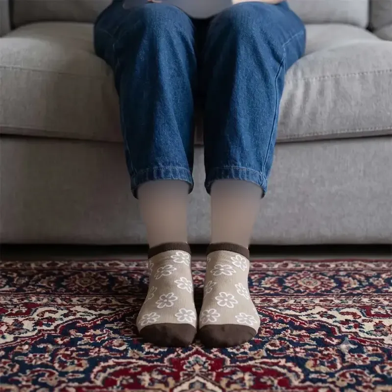 جوراب زنانه پنبهای طرح گل رنگ کرم مناسب سایز 36 تا 40 ایرانی - تصویر 2