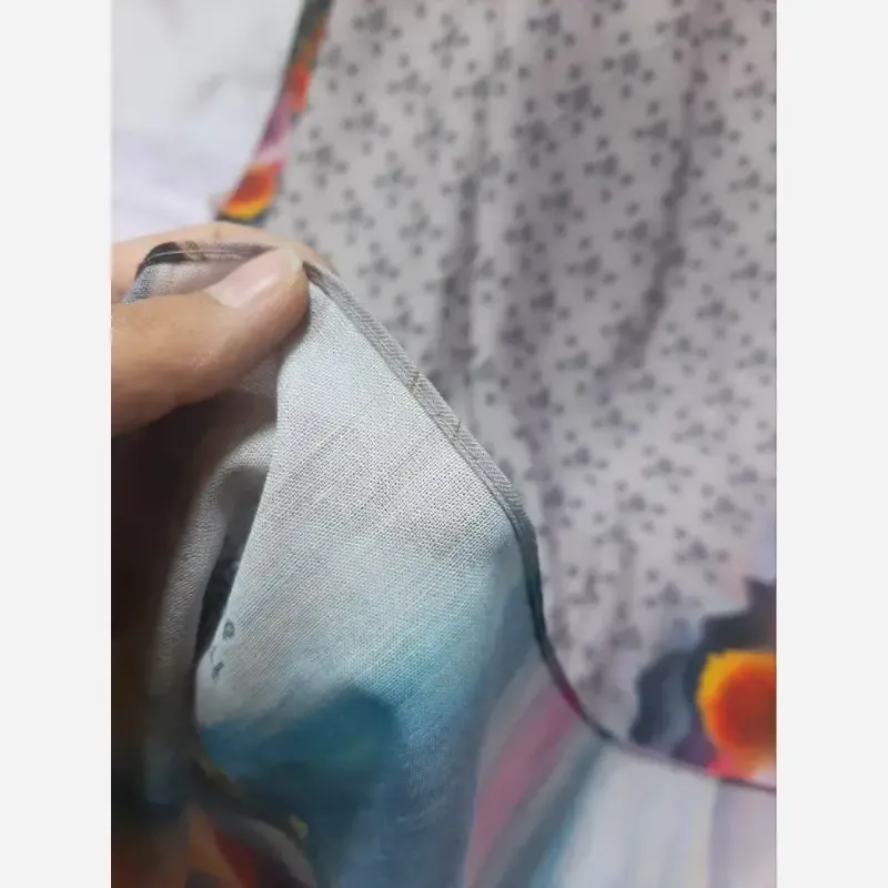 روسری نخی کاستوم طرح پارمیس قواره 110 زمینه طوسی چرخ دوز - تصویر 3