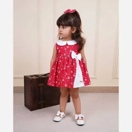 سارافون نوزادی دخترانه کبریتی کوتاه چیندار با گیره مو رنگ قرمز و صورتی