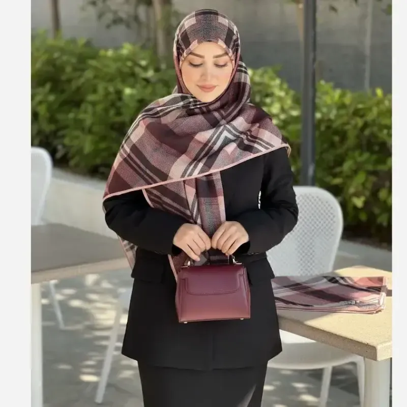 روسری نخی کاستوم طرح مونا چهارخونه قواره بزرگ 140 سانتیمتر دور چرخ دوز - تصویر 7