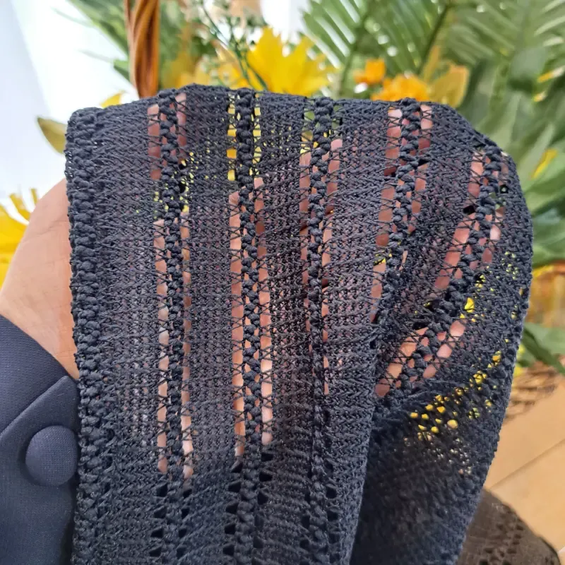 شال بافت پاییزه و زمستانه سه رنگ مشکی سرمه ای قهوه ای ابعاد 150 در 50 - تصویر 4