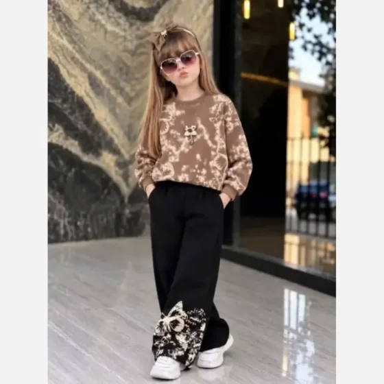 ست لباس دخترانه بلوز و شلوار دورس طرح پروانه رنگ سفید کرم شکلاتی سایز 45 تا 65
