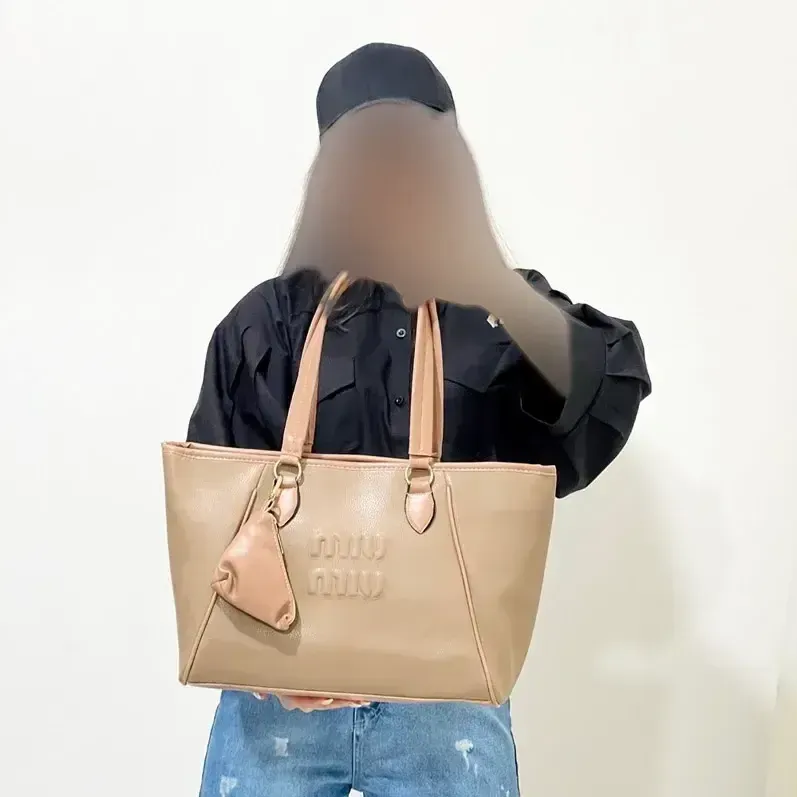کیف بزرگ دستی و دوشی زنانه چرم مصنوعی و پارچه کنفی - تصویر 7