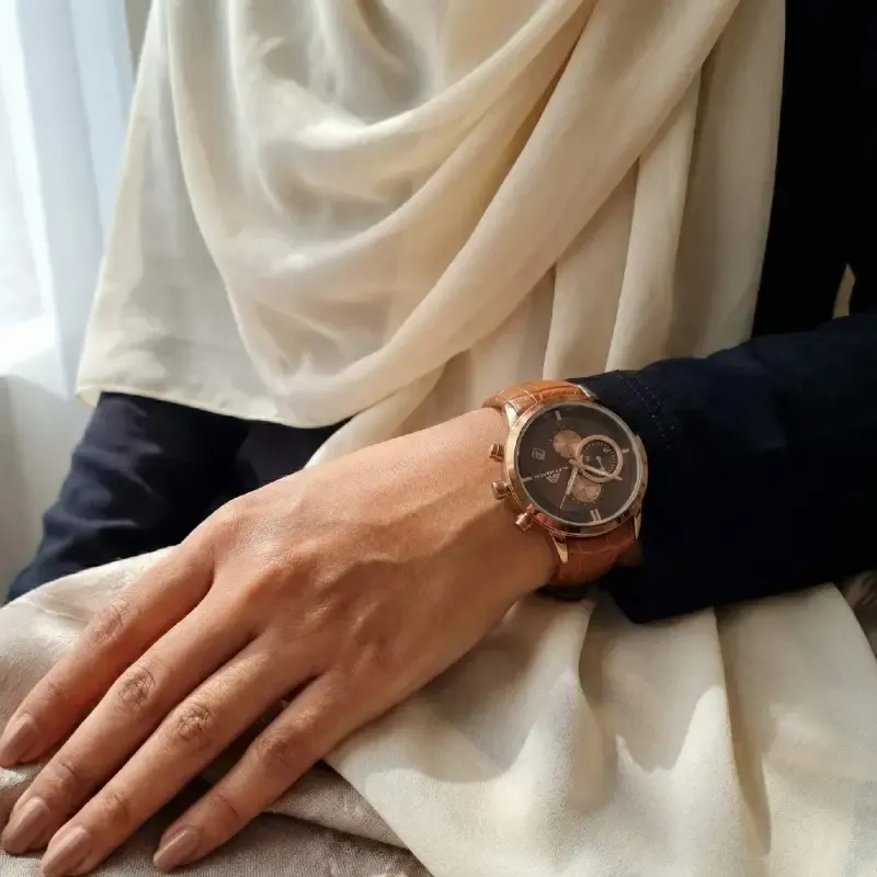 ساعت مچی زنانه الکس مارتین مدل 7106 بند چرمی قهوه ای طرح سه موتور با موتور ژاپن و تقویم دار - تصویر 4