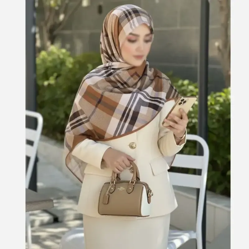 روسری نخی کاستوم طرح مونا چهارخونه قواره بزرگ 140 سانتیمتر دور چرخ دوز - تصویر 17