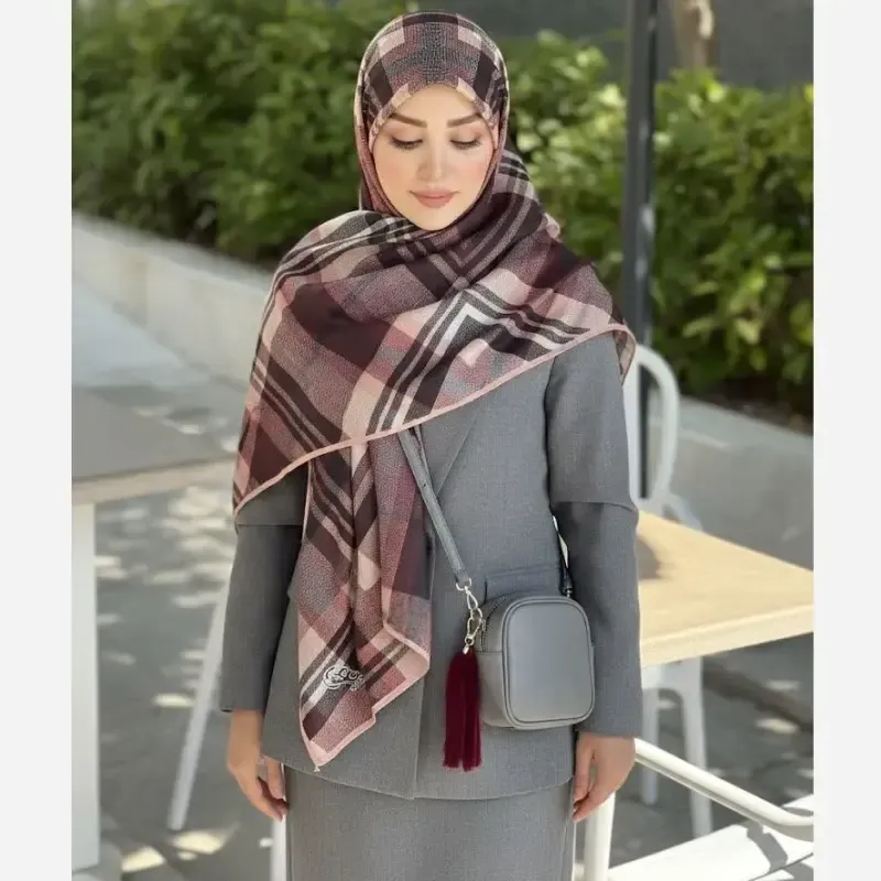روسری نخی کاستوم طرح مونا چهارخونه قواره بزرگ 140 سانتیمتر دور چرخ دوز - تصویر 6