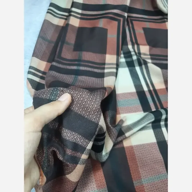 روسری نخی کاستوم طرح مونا چهارخونه قواره بزرگ 140 سانتیمتر دور چرخ دوز - تصویر 8