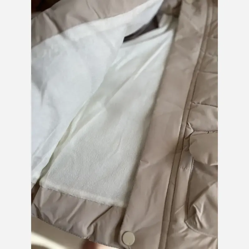 کاپشن بچگانه وارداتی ضخیم کلاهدار با کیف همراه رنگ کرم و قهوه ای مناسب 2 تا 6 سال - تصویر 8
