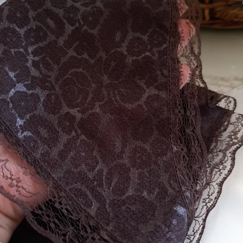 مینی اسکارف سه گوش نخی مشکی و قهوه ای طرح رز و پلنگی ابعاد مختلف زنانه و دخترانه - تصویر 4