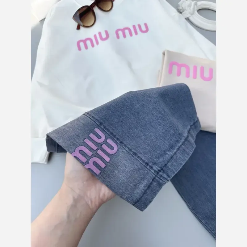 ست بلوز و شلوار لی دخترانه بچگانه طرح Miu Miu پاییزه دورس لاکرا سایز 45 تا 70 - تصویر 4
