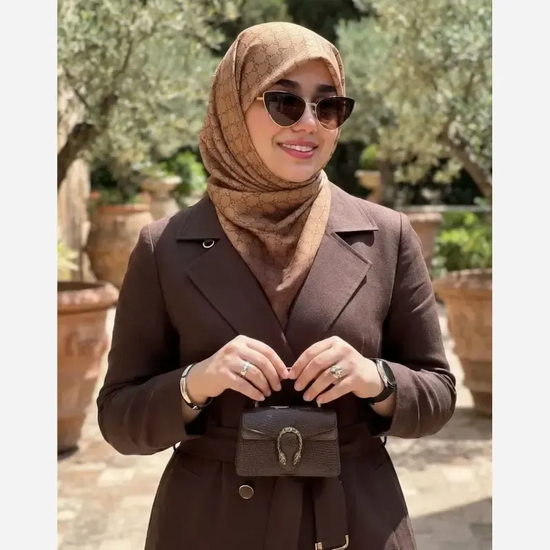 روسری نخ کاستوم طرح گوچی حاشیه قهوه ای زمینه نسکافه ای سایز بزرگ - تصویر 11