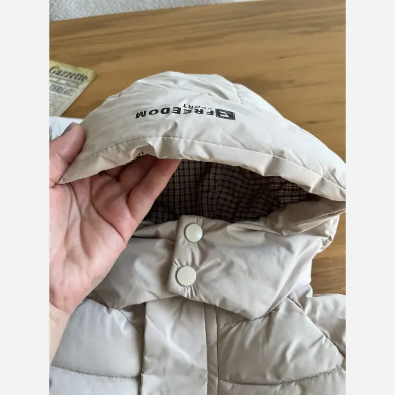 کاپشن بچگانه وارداتی ضخیم کلاهدار با کیف همراه رنگ کرم و قهوه ای مناسب 2 تا 6 سال - تصویر 10