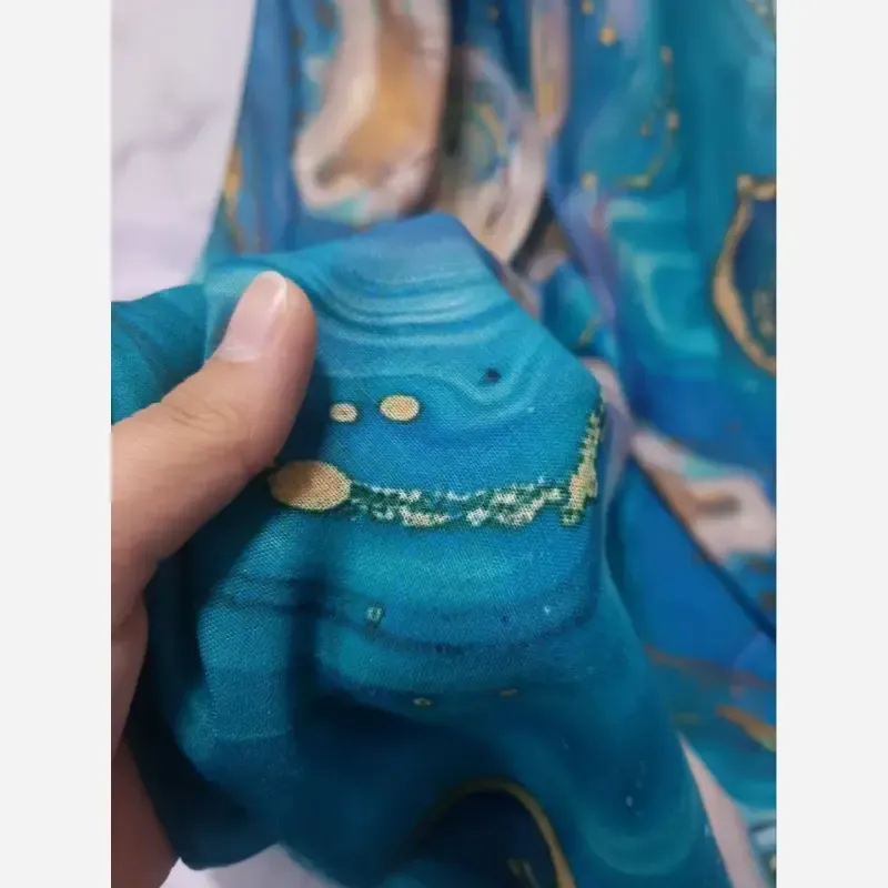 روسری نخ کاستوم طرح اطلس قواره بزرگ دور دوخت مزونی ابعاد 140 در 140 - تصویر 5