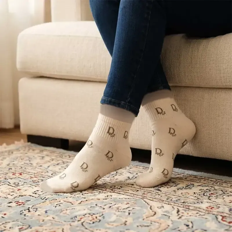 جوراب زنانه پنبهای طرح دیور مناسب سایز 36 تا 40 - تصویر 2